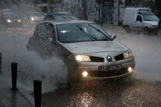 Πλημμύρες και προβλήματα στους δρόμους λόγω της κακοκαιρίας