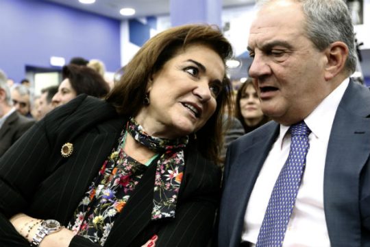 Οχυρωμένος πίσω απ’ την Ντόρα ο Καραμανλής