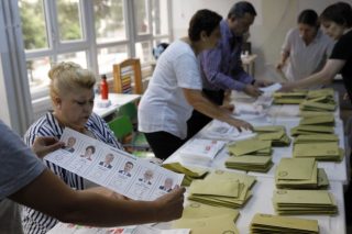 Καταγγελίες για καλπονοθεία και επεισόδια με τρεις νεκρούς