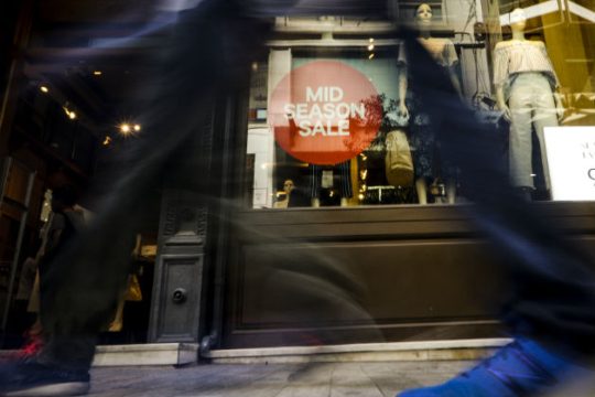 ΙΟΒΕ: Οριακή ανάκαμψη με αβεβαιότητες για την έξοδο