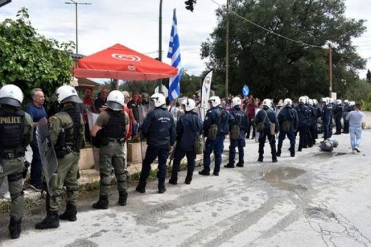 Κινήσεις απεμπλοκής με ΜΑΤ και ένταση