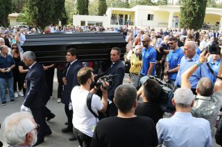 Με μια μπάλα αγκαλιά