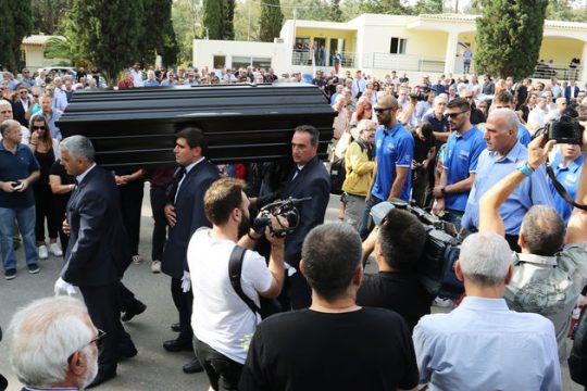 Με μια μπάλα αγκαλιά