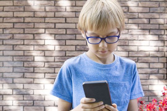 «Αποβάλλονται» τα κινητά από τα γαλλικά σχολεία