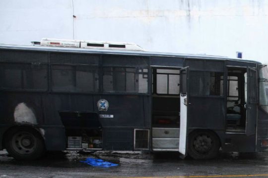 Εισαγγελέας για τη μολότοφ σε κλούβα των ΜΑΤ