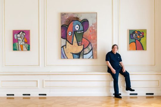 «Με το χιούμορ προσπαθώ να ισορροπήσω το τραγικό»