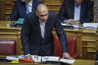 Απορρίπτει τις προτάσεις Στρατή
