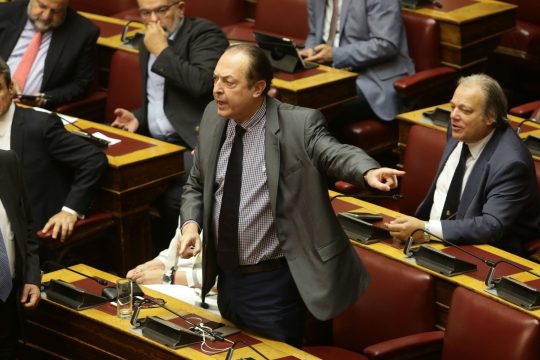 Δεν παραδίδει την έδρα ο Λαζαρίδης
