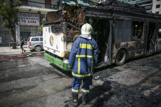 Στις φλόγες αστικό λεωφορείο στα Πατήσια