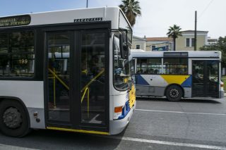 Από την μπροστινή πόρτα η είσοδος στα λεωφορεία