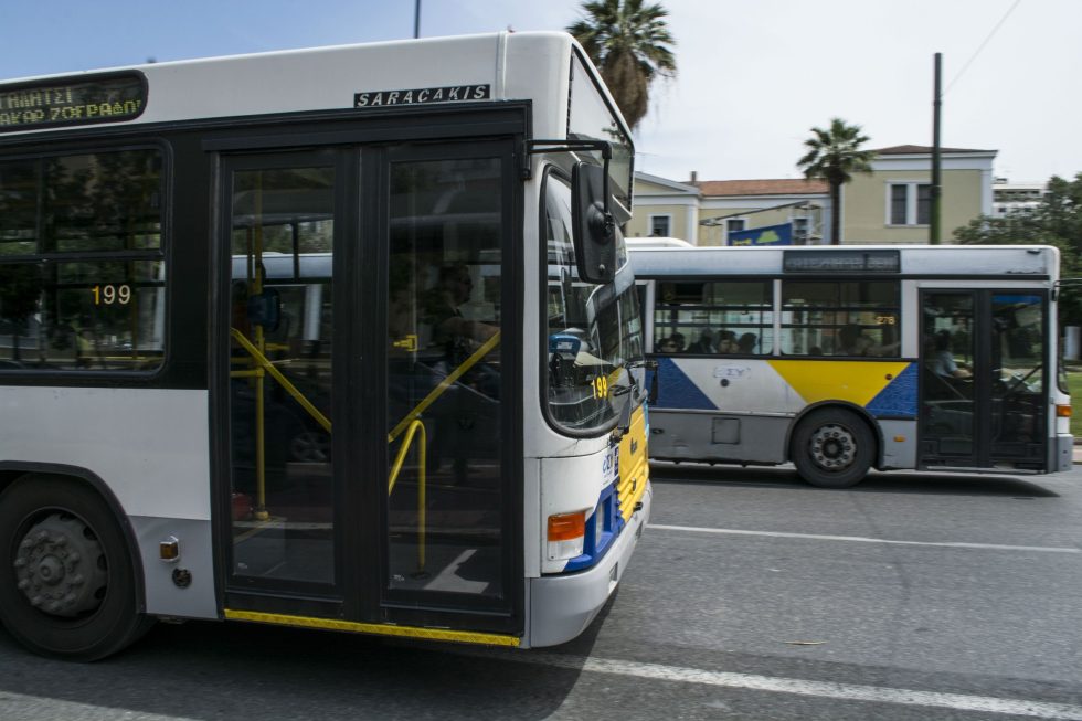 Από την μπροστινή πόρτα η είσοδος στα λεωφορεία