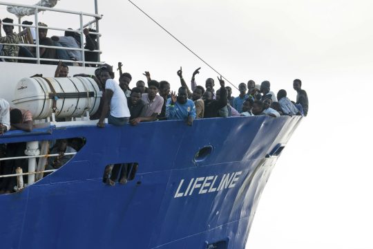 Εν πλω άλλοι 1.000 πρόσφυγες στη Μεσόγειο
