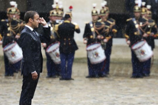 Ο Μακρόν ψηφίζει τη μεταρρύθμιση, οι σιδηροδρομικοί απεργούν…