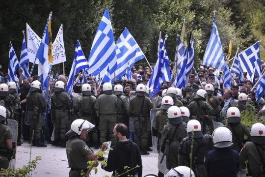 Μάχες με τα ΜΑΤ και 14 τραυματίες στα σύνορα