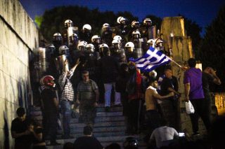 Φασίστες χτύπησαν και έκλεψαν φωτορεπόρτερ
