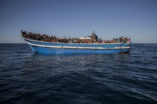 Φόβοι για ναυάγιο με 100 πρόσφυγες ανοιχτά της Λιβύης