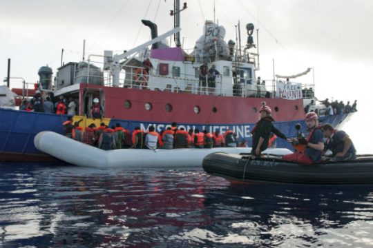 Συμφωνία-ανάσα για τους 230 μετανάστες στη Μεσόγειο