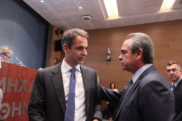 Χτυπά «καραμανλικούς», πλήττει το κόμμα του