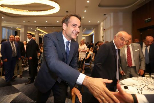 Αναζητά σωσίβιο στην οικονομία
