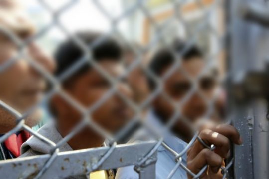 Κλείνουν δύο υποστηρικτικές δομές, αυξάνοντας την πίεση στη Μόρια