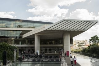 Αύξηση επισκεπτών και άνοιγμα στην Κίνα