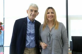 Δήλωση στήριξης με… μπηχτές