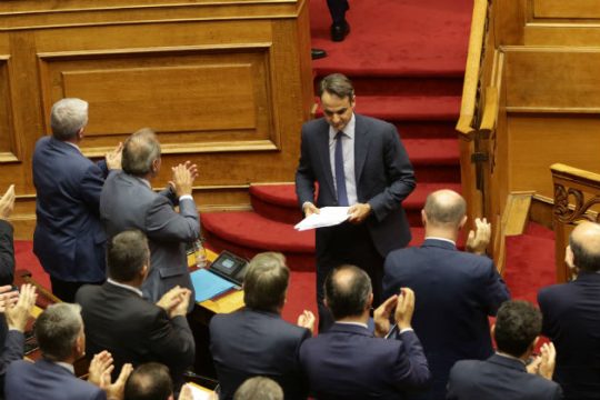 Η πολιτική τού «ολίγον» και ο νέος εθνικός διχασμός