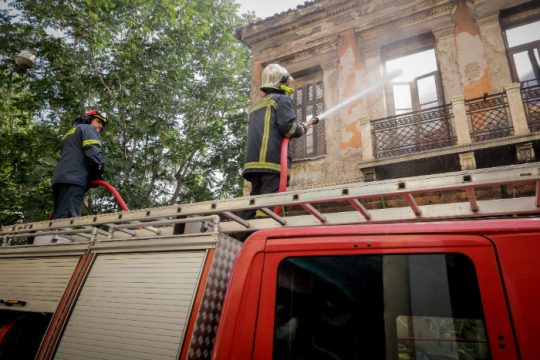 Υπό έλεγχο οι πυρκαγιές σε Νέα Μάκρη και σε κτίριο στην Αθήνα
