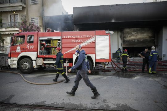 Έσβησε η φωτιά στη βιοτεχνία στο Περιστέρι