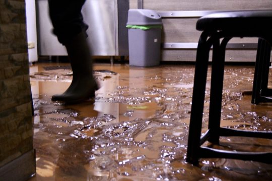 Μάχη με τις λάσπες ξανά στη Μάνδρα