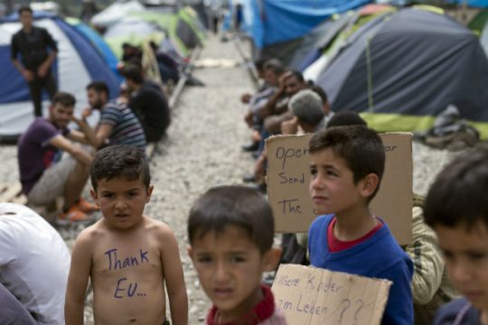 Μετάθεση του προσφυγικού εκτός των συνόρων της επιχειρεί η Ε.Ε.
