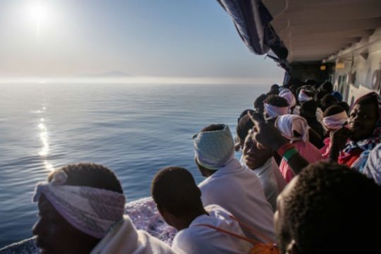 Η Ισπανία ανοίγει λιμάνι για τους 629 μετανάστες