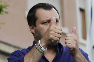 Επικίνδυνοι χειρισμοί Σαλβίνι στο μεταναστευτικό