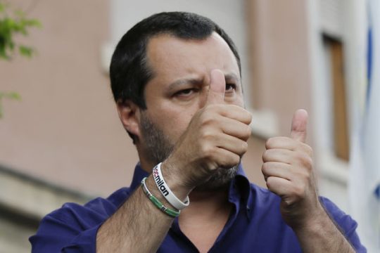 Επικίνδυνοι χειρισμοί Σαλβίνι στο μεταναστευτικό