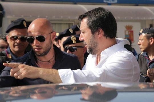 Ο Ματέο Σαλβίνι κλείνει τα ιταλικά λιμάνια στους πρόσφυγες