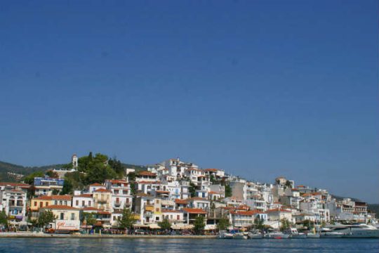 Πρόσκρουση επιβατηγού πλοίου στο λιμάνι της Σκιάθου