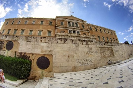 Το πολιτικό μας σύστημα σε σταυροδρόμι
