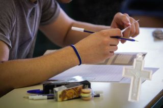 Αγιασμένα στυλό για τις εξετάσεις
