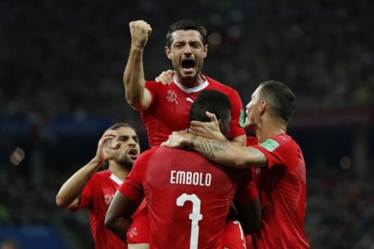 Αήττητοι στους «16» οι Ελβετοί