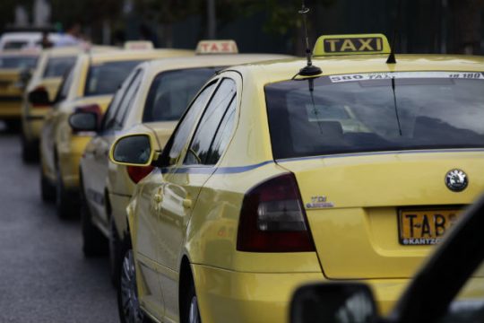 Βρέθηκε η «χρυσή τομή» με τα ταξί, απεργία μέχρι να ψηφιστεί