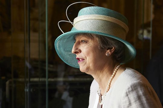 Πιέζουν τη Μέι για «σκληρό Brexit»