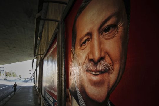 Στοχεύει στις ψήφους των Κούρδων