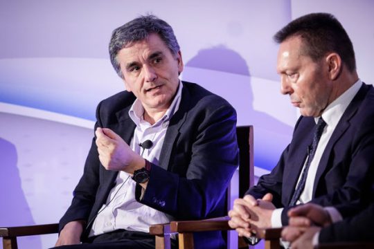 Το Eurogroup δεν κατεύνασε την κόντρα κυβέρνησης – Στουρνάρα