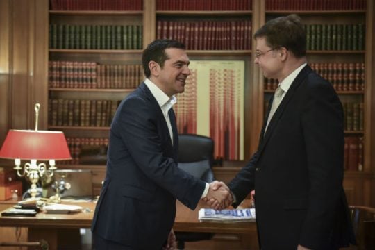 Ντομπρόβσκις: Εμπροσθοβαρή τα μέτρα για το χρέος