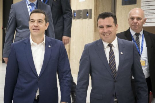 Θολό το τοπίο παρά το καλό κλίμα στην επικοινωνία Τσίπρα – Ζάεφ