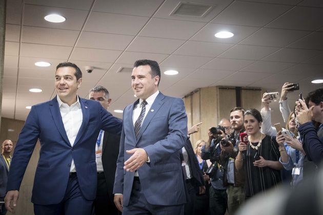 Πρωτοσέλιδο η συμφωνία Ελλάδας-ΠΓΔΜ στον διεθνή Τύπο
