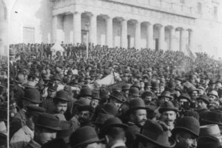 Αγκαλίτσες, φιλάκια και… οι τζαμπατζήδες της αντίπερα όχθης