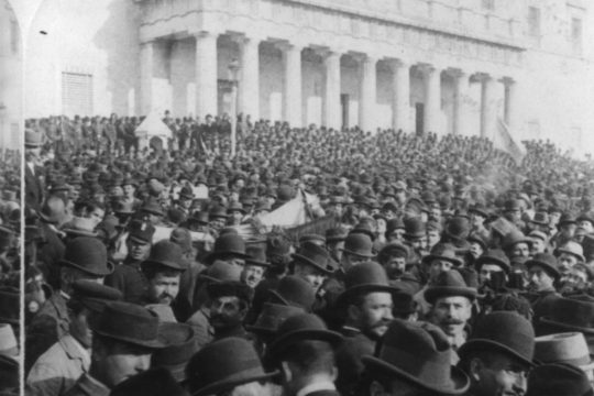 Αγκαλίτσες, φιλάκια και… οι τζαμπατζήδες της αντίπερα όχθης