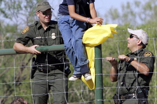 Παγκόσμια κατακραυγή και αναδίπλωση Τραμπ
