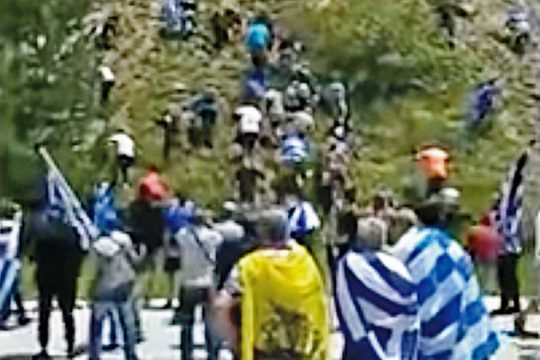 Ενα εξαιρετικό δείγμα σουρεαλισμού: Τι έκανε ο παπάς πίσω από το δένδρο;